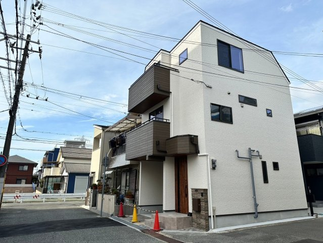 明石市王子2丁目　新築戸建の周辺|●年中無休：見学時間9:00～20:00・当日予約可●屋根付きの駐車場があり普通車1台が入ります。角地で日当たりも良く交通量も少ないです。近くに生活施設があり便利な立地です。