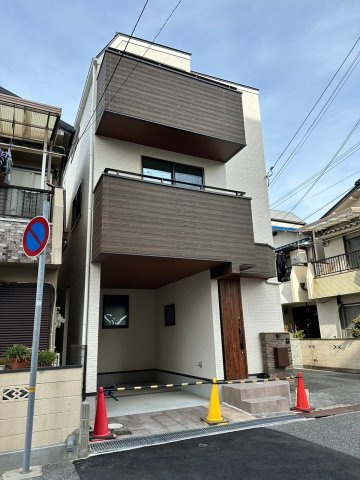 明石市王子2丁目　新築戸建の前面道路含む現地写真|●年中無休：見学時間9:00～20:00・当日予約可●屋根付きの駐車場があり普通車1台が入ります。角地で日当たりも良く交通量も少ないです。近くに生活施設があり便利な立地です。