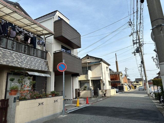 明石市王子2丁目　新築戸建の周辺|●年中無休：見学時間9:00～20:00・当日予約可●屋根付きの駐車場があり普通車1台が入ります。角地で日当たりも良く交通量も少ないです。近くに生活施設があり便利な立地です。