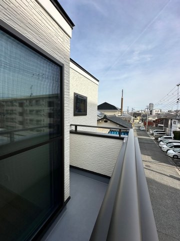 明石市王子2丁目　新築戸建の展望|●年中無休：見学時間9:00～20:00・当日予約可●南東向きバルコニーがついています。バルコニーには屋根がございません。
８～万円バルコニー屋根が設置できます。これで小雨が降っても濡れず、安心です。