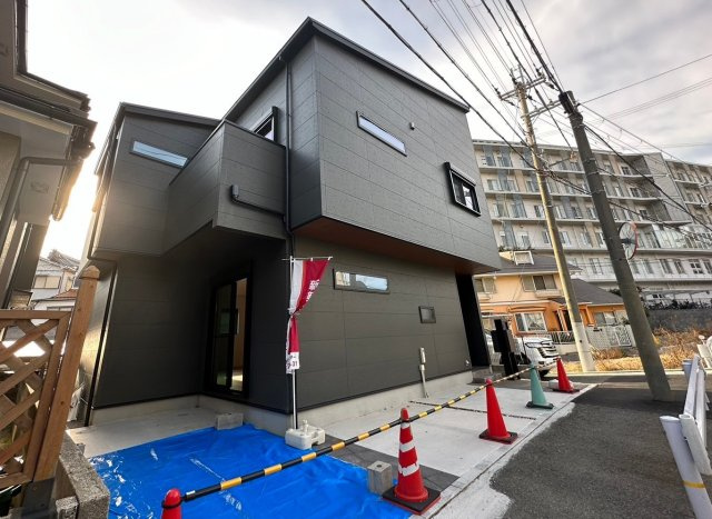 明石市藤江　新築戸建の外観|●資料・カタログのご請求無料●現地見学可能●駐車スペースは広く普通車2台駐車可能。前面の道路も広く運転しやすいです。駅まで徒歩8分圏内で生活施設も充実しています。宅配ボックス付きで便利です。