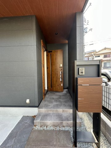 明石市藤江　新築戸建のエントランス|●資料・カタログのご請求無料●現地見学可能●駐車スペースは広く普通車2台駐車可能。前面の道路も広く運転しやすいです。駅まで徒歩8分圏内で生活施設も充実しています。宅配ボックス付きで便利です。