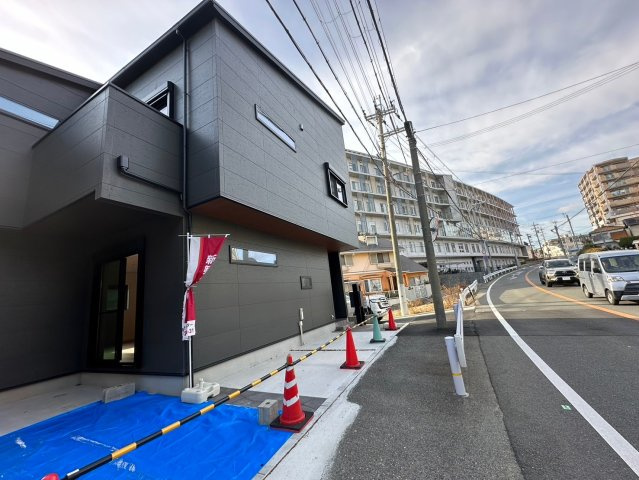 明石市藤江　新築戸建の前面道路含む現地写真|●資料・カタログのご請求無料●現地見学可能●駐車スペースは広く普通車2台駐車可能。前面の道路も広く運転しやすいです。駅まで徒歩8分圏内で生活施設も充実しています。宅配ボックス付きで便利です。