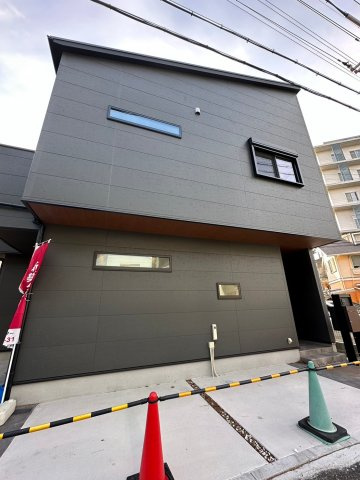 明石市藤江　新築戸建の周辺|●資料・カタログのご請求無料●現地見学可能●駐車スペースは広く普通車2台駐車可能。前面の道路も広く運転しやすいです。駅まで徒歩8分圏内で生活施設も充実しています。宅配ボックス付きで便利です。