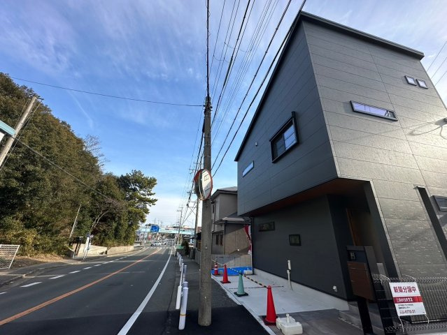 明石市藤江　新築戸建の前面道路含む現地写真|●資料・カタログのご請求無料●現地見学可能●駐車スペースは広く普通車2台駐車可能。前面の道路も広く運転しやすいです。駅まで徒歩8分圏内で生活施設も充実しています。宅配ボックス付きで便利です。