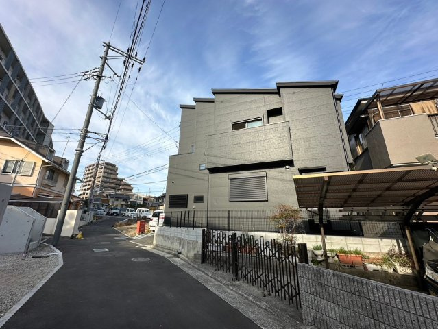 明石市藤江　新築戸建の前面道路含む現地写真|●資料・カタログのご請求無料●現地見学可能●駐車スペースは広く普通車2台駐車可能。前面の道路も広く運転しやすいです。駅まで徒歩8分圏内で生活施設も充実しています。宅配ボックス付きで便利です。