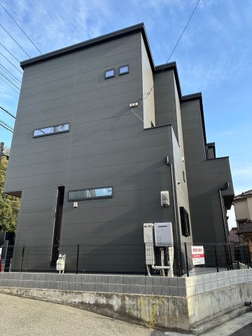 明石市藤江　新築戸建の外観|●資料・カタログのご請求無料●現地見学可能●駐車スペースは広く普通車2台駐車可能。前面の道路も広く運転しやすいです。駅まで徒歩8分圏内で生活施設も充実しています。宅配ボックス付きで便利です。