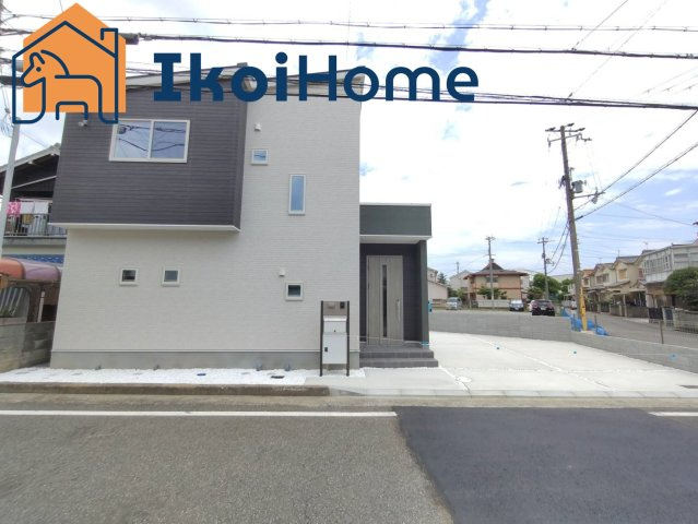 明石市魚住町西岡　新築戸建の外観|お車は4台駐車可能です。角地で開放感があり、日当たりも良好です。道が開けているので駐車も楽です