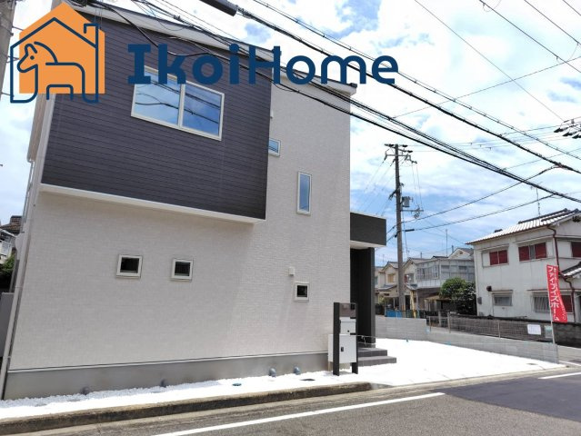明石市魚住町西岡　新築戸建の駐車場|弊社独自で毎月５組限定「人気オプション３点パック」カーポート・バルコニー・ウッドデッキを１万円で取付