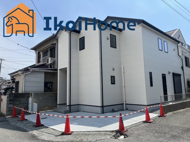 明石市山下町　新築戸建の外観|●資料・カタログのご請求無料●現地見学可能●普通自動車と軽自動車の計2台駐車することができ、角地で入出庫もしやすいです。日当たりも良く、便利な立地でおすすめです。