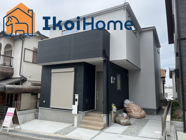 魚住町西岡　新築戸建の外観|●資料・カタログのご請求無料●現地見学可能●敷地には2台お車を駐車することができ、前面道路も広く運転しやすいです。日当たりや通風も良好で室内も明るく快適です。