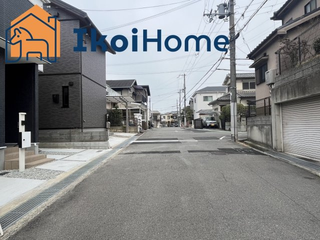 魚住町西岡　新築戸建の前面道路含む現地写真|●資料・カタログのご請求無料●現地見学可能●最寄り駅の魚住駅までは徒歩14分となっており、駅ちかなので通勤や通学、お出かけの際に便利な立地となっています。