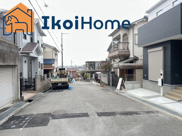 魚住町西岡　新築戸建の前面道路含む現地写真|●年中無休：見学時間9:00～20:00・当日予約可●弊社独自で毎月５組限定の「人気オプション３点パック」をご用意。カーポート・バルコニー・ウッドデッキを１５万円（税別）で取り付け。