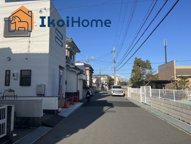 明石市明南町2丁目　新築戸建の前面道路含む現地写真|●年中無休：見学時間9:00～20:00・当日予約可●弊社独自で毎月５組限定の「人気オプション３点パック」をご用意。カーポート・バルコニー・ウッドデッキを１５万円（税別）で取り付け。