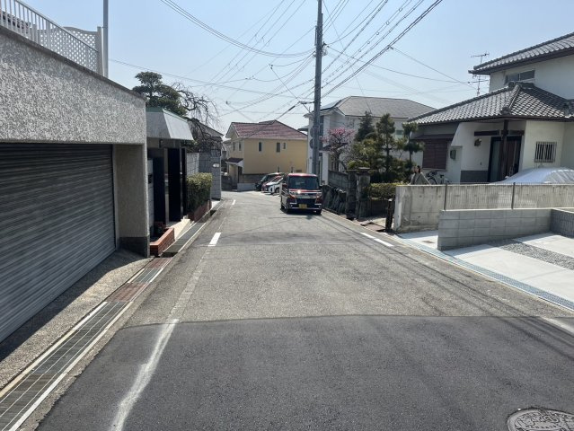 明石市大久保町高岡　6期　1号棟　新築戸建の前面道路含む現地写真|●資料・カタログのご請求無料●現地見学可能●最寄りのバス停までは徒歩3分となっており、10分で大久保駅にも到着するので通勤や通学、お出かけの際に便利な立地となっています。
