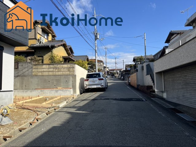 明石市大久保町高岡　6期　1号棟　新築戸建の前面道路含む現地写真|●年中無休：見学時間9:00～20:00・当日予約可●弊社独自で毎月５組限定の「人気オプション３点パック」をご用意。カーポート・バルコニー・ウッドデッキを１５万円（税別）で取り付け。