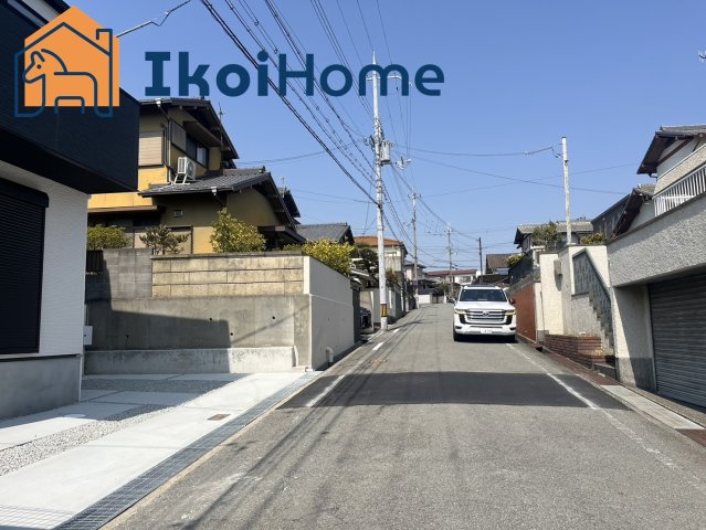 明石市大久保町高岡　6期　2号棟　新築戸建の前面道路含む現地写真|～ご見学に関して～　平日や夜間でもご案内は可能です。お仕事の形態が多様化しておりますので、決まったお時間では中々身動きが取れないお客様も臨機応変に対応させて頂きます。