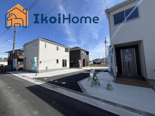 明石市魚住町長坂寺　第3　新築戸建　第1号棟の前面道路含む現地写真|●資料・カタログのご請求無料●現地見学可能●こちらは4区画あるうちの第1号棟になります。敷地内に並列4台お車を駐車することができます。また、スペースが広いので外作業がしたいという方にもお勧めです。