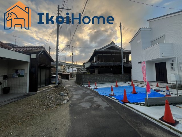 明石市魚住町金ヶ崎　新築戸建の前面道路含む現地写真|●年中無休：見学時間9:00～20:00・当日予約可●弊社独自で毎月５組限定の「人気オプション３点パック」をご用意。カーポート・バルコニー・ウッドデッキを１５万円（税別）で取り付け。