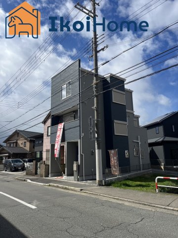 明石市二見町福里　新築戸建　の外観|●資料・カタログのご請求無料●現地見学可能●車庫にお車を1台駐車できるほか、バイクや自転車を置くことができるスペースがあります。前面道路は広く入出庫もしやすいです。