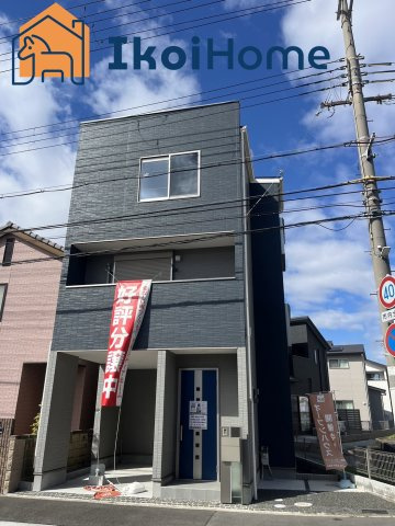 明石市二見町福里　新築戸建　のエントランス|●年中無休：見学時間9:00～20:00・当日予約可●弊社独自で毎月５組限定の「人気オプション３点パック」をご用意。カーポート・バルコニー・ウッドデッキを１５万円（税別）で取り付け。