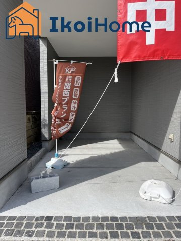 明石市二見町福里　新築戸建　の駐車場|●資料・カタログのご請求無料●現地見学可能●車庫にお車を1台駐車できるほか、バイクや自転車を置くことができるスペースがあります。前面道路は広く入出庫もしやすいです。