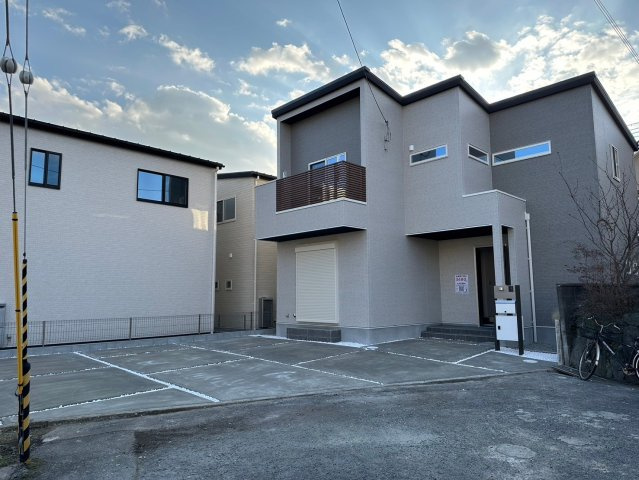 明石市魚住町西岡　新築戸建　3区画　A号棟の外観|●年中無休：見学時間9:00～20:00・当日予約可●駐車スペースがかなり広く車種にもよりますが4台駐車も可能です。前面道路もかなり広く8.5mと運転駐車しやすいです。車通りが少なくお子様も安全です。