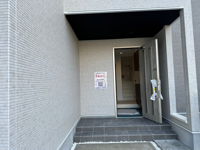 明石市魚住町西岡　新築戸建　3区画　A号棟のエントランス|●年中無休：見学時間9:00～20:00・当日予約可●駐車スペースがかなり広く車種にもよりますが4台駐車も可能です。前面道路もかなり広く8.5mと運転駐車しやすいです。車通りが少なくお子様も安全です。