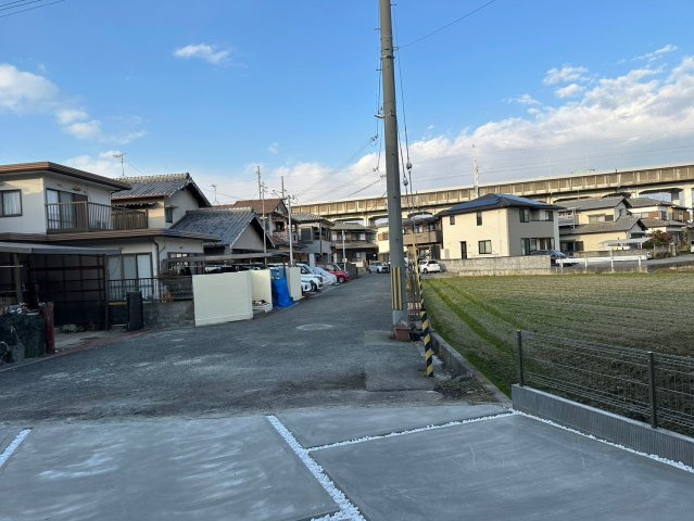 明石市魚住町西岡　新築戸建　3区画　A号棟の展望|●年中無休：見学時間9:00～20:00・当日予約可●駐車スペースがかなり広く車種にもよりますが4台駐車も可能です。前面道路もかなり広く8.5mと運転駐車しやすいです。車通りが少なくお子様も安全です。
