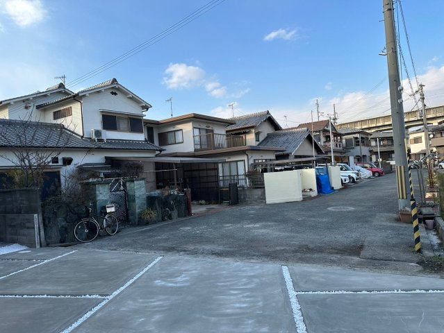 明石市魚住町西岡　新築戸建　3区画　A号棟の前面道路含む現地写真|●年中無休：見学時間9:00～20:00・当日予約可●駐車スペースがかなり広く車種にもよりますが4台駐車も可能です。前面道路もかなり広く8.5mと運転駐車しやすいです。車通りが少なくお子様も安全です。