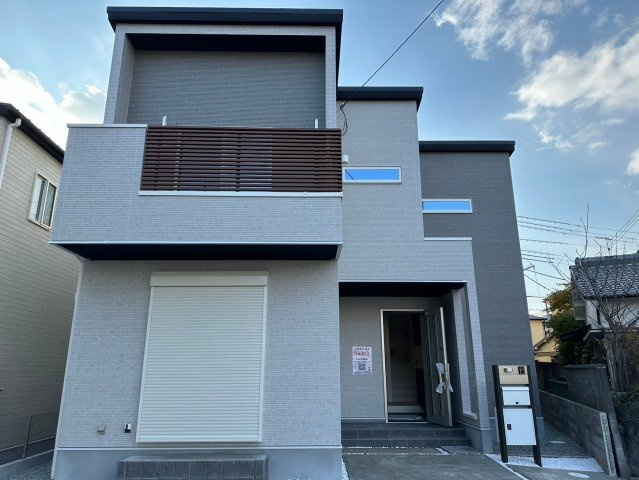 明石市魚住町西岡　新築戸建　3区画　A号棟の外観|●年中無休：見学時間9:00～20:00・当日予約可●駐車スペースがかなり広く車種にもよりますが4台駐車も可能です。前面道路もかなり広く8.5mと運転駐車しやすいです。車通りが少なくお子様も安全です。
