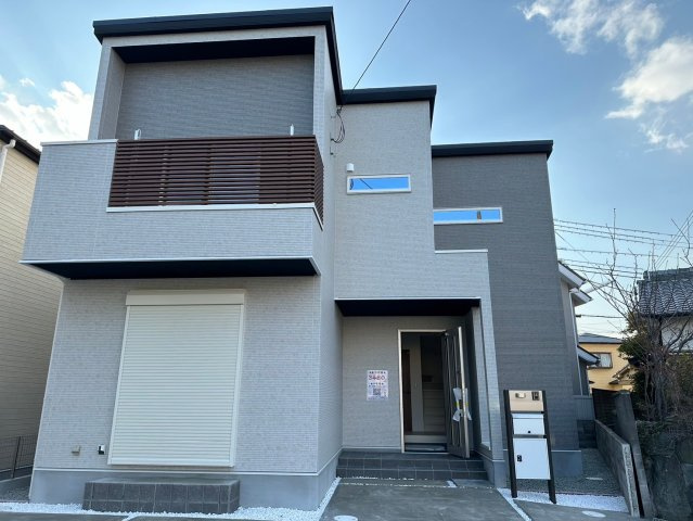 明石市魚住町西岡　新築戸建　3区画　A号棟の周辺|●年中無休：見学時間9:00～20:00・当日予約可●駐車スペースがかなり広く車種にもよりますが4台駐車も可能です。前面道路もかなり広く8.5mと運転駐車しやすいです。車通りが少なくお子様も安全です。