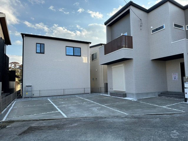 明石市魚住町西岡　新築戸建　3区画　A号棟の駐車場|●年中無休：見学時間9:00～20:00・当日予約可●駐車スペースがかなり広く車種にもよりますが4台駐車も可能です。前面道路もかなり広く8.5mと運転駐車しやすいです。車通りが少なくお子様も安全です。