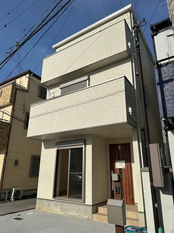 明石市貴崎3丁目　新築戸建の外観|●資料・カタログのご請求無料●現地見学可能●駐車スペースには普通車1台駐車可能です。シンプルながら白を基調とした外観はスタイリッシュです。又、駅までも近く徒歩3分圏内と非常に便利です。