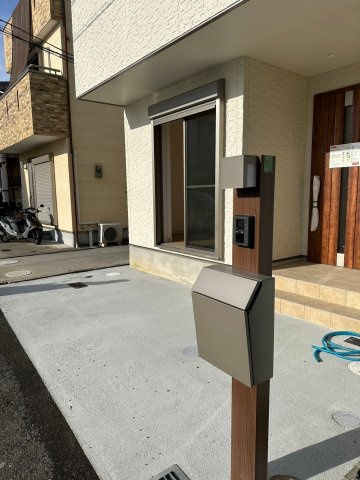明石市貴崎3丁目　新築戸建の駐車場|●資料・カタログのご請求無料●現地見学可能●駐車スペースには普通車1台駐車可能です。シンプルながら白を基調とした外観はスタイリッシュです。又、駅までも近く徒歩3分圏内と非常に便利です。