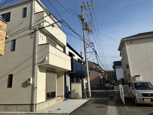 明石市貴崎3丁目　新築戸建の前面道路含む現地写真|●資料・カタログのご請求無料●現地見学可能●駐車スペースには普通車1台駐車可能です。シンプルながら白を基調とした外観はスタイリッシュです。又、駅までも近く徒歩3分圏内と非常に便利です。