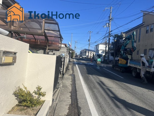 神戸市西区上新地2丁目　新築戸建の前面道路含む現地写真|●年中無休：見学時間9:00～20:00・当日予約可●バス停から徒歩5分の場所にあります。小学校分、中学校までは徒歩7分とお子様がいらっしゃるご家族様にもお勧めです。