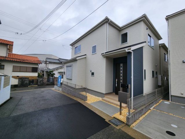 神戸市西区伊川谷町有瀬　新築戸建　2号棟の外観|落ち着いた見た目のお家で駐車場も2台分完備しています！前面道路も広く、お車以外に自転車やバイクを同時に駐車できるスペースもあるためお子様も楽に駐車できます。