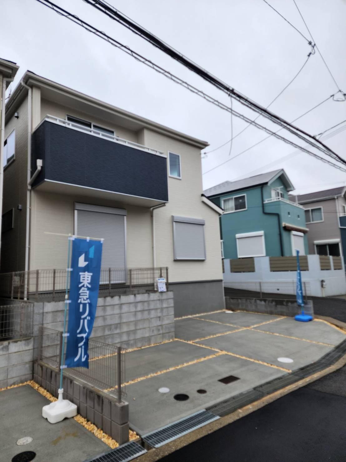 神戸市西区伊川谷町有瀬　新築戸建　2号棟の外観|落ち着いた見た目のお家で駐車場も2台分完備しています！前面道路も広く、お車以外に自転車やバイクを同時に駐車できるスペースもあるためお子様も楽に駐車できます。
