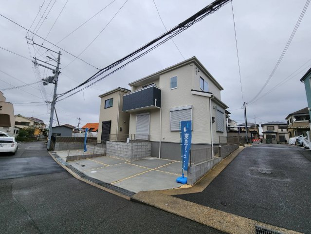 神戸市西区伊川谷町有瀬　新築戸建　2号棟の前面道路含む現地写真|落ち着いた見た目のお家で駐車場も2台分完備しています！前面道路も広く、お車以外に自転車やバイクを同時に駐車できるスペースもあるためお子様も楽に駐車できます。