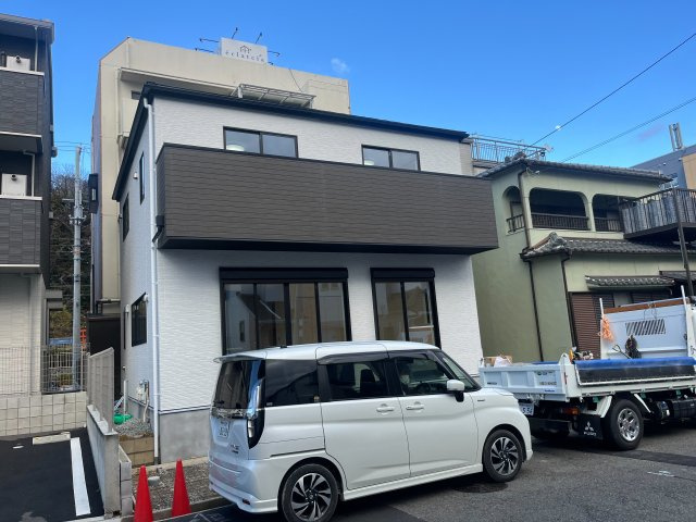 西区北別府　新築戸建の外観|●年中無休：見学時間9:00～20:00・当日予約可●大人っぽい見た目がスタイリッシュで、南向きのお家は日当たりがよく人気です。小中学校までの距離も近く通学にも便利です。車も2台駐車可能です。