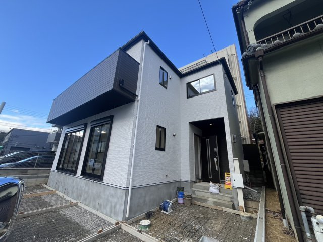 西区北別府　新築戸建の外観|●年中無休：見学時間9:00～20:00・当日予約可●大人っぽい見た目がスタイリッシュで、南向きのお家は日当たりがよく人気です。小中学校までの距離も近く通学にも便利です。車も2台駐車可能です。