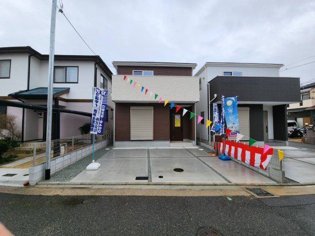 神戸市西区伊川谷町有瀬　新築戸建　2号棟の外観|かわいい見た目の色合いが映える物件です！前面道路も広く駐車するのも楽々♪駐車場も並列駐車で2台駐車できるスペースがあります。子供が庭で遊ぶにも便利な広さです。
