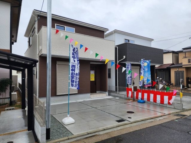 神戸市西区伊川谷町有瀬　新築戸建　2号棟の外観|かわいい見た目の色合いが映える物件です！前面道路も広く駐車するのも楽々♪駐車場も並列駐車で2台駐車できるスペースがあります。子供が庭で遊ぶにも便利な広さです。