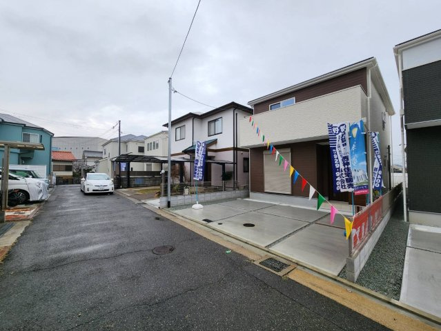 神戸市西区伊川谷町有瀬　新築戸建　2号棟の前面道路含む現地写真|かわいい見た目の色合いが映える物件です！前面道路も広く駐車するのも楽々♪駐車場も並列駐車で2台駐車できるスペースがあります。子供が庭で遊ぶにも便利な広さです。