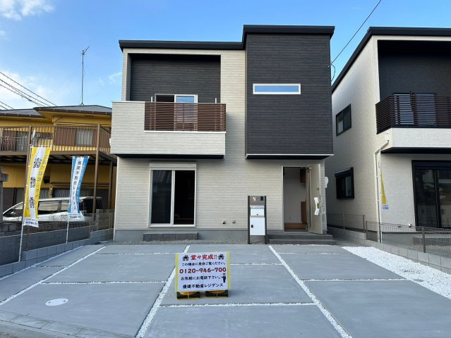 明石市魚住町西岡　新築戸建　3区画　Ｂ号棟の外観|●年中無休：見学時間9:00～20:00・当日予約可●駐車スペースがかなり広く車種にもよりますが4台駐車も可能です。前面道路も広く運転、駐車しやすいです。車通りが少なくお子様も安全です。