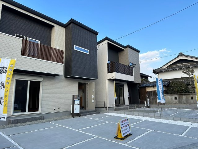 明石市魚住町西岡　新築戸建　3区画　Ｂ号棟の駐車場|●年中無休：見学時間9:00～20:00・当日予約可●駐車スペースがかなり広く車種にもよりますが4台駐車も可能です。前面道路も広く運転、駐車しやすいです。車通りが少なくお子様も安全です。