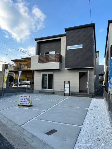 明石市魚住町西岡　新築戸建　3区画　Ｂ号棟の駐車場|●年中無休：見学時間9:00～20:00・当日予約可●駐車スペースがかなり広く車種にもよりますが4台駐車も可能です。前面道路も広く運転、駐車しやすいです。車通りが少なくお子様も安全です。