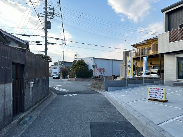 明石市魚住町西岡　新築戸建　3区画　Ｂ号棟の前面道路含む現地写真|●年中無休：見学時間9:00～20:00・当日予約可●駐車スペースがかなり広く車種にもよりますが4台駐車も可能です。前面道路も広く運転、駐車しやすいです。車通りが少なくお子様も安全です。