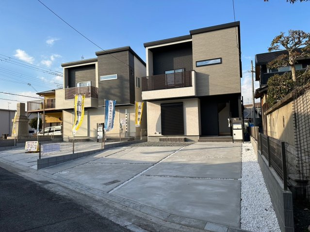 明石市魚住町西岡　新築戸建　3区画　Ｃ号棟の外観|●年中無休：見学時間9:00～20:00・当日予約可●駐車スペースがかなり広く車種にもよりますが4台駐車も可能です。前面道路も広く運転、駐車しやすいです。車通りが少なくお子様も安全です。